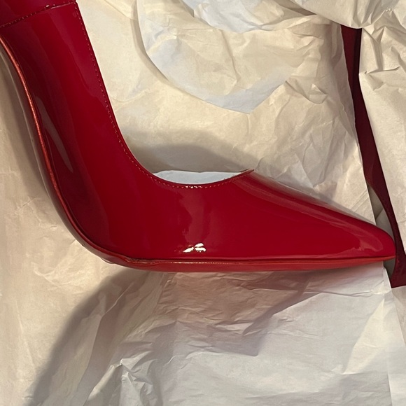 Christian Louboutin pumps New w/box. Tiny flaw wrinkle on the edge of sole - Picture 7 of 11